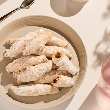 Biscuite cornulete cu măr și scorțișoară, kg